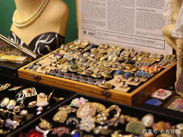 成都古著店 穿在身上的時(shí)光機(jī)，相框機(jī)配的復(fù)古魅力